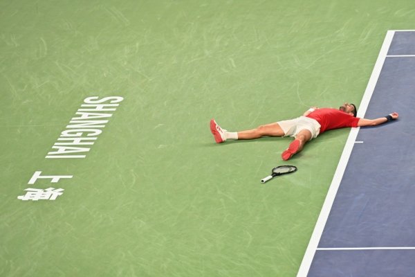 港联证券 体坛联播｜德约苦战晋级上海站八强，C罗获葡萄牙环球声望奖